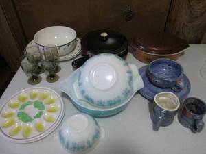 lot 206 image: Pyrex mixing bowls, denim themed serving pieces and other kitchen supplies