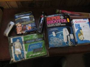 lot 209 image: Small kitchen hand appliances and personal aids