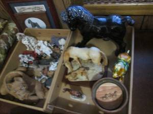 lot 210 image: Variety of Horse and Dog themed nik naks and decor