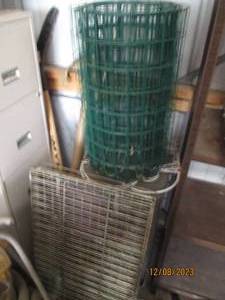 lot 70 image: Metal pet containment crate with a roll of 2ft metal fencing in an unknown length
