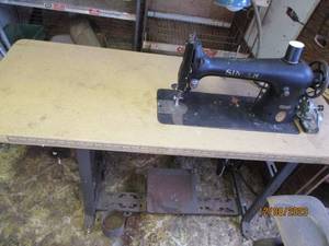 lot 86 image: Vintage Singer Industrial Sewing machine and table model 31-15