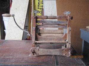 lot 89 image: Vintage Wooden manual cranking clothes wringer model 360E