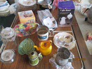 lot 119 image: Vintage Decorative China pieces, flour sifter, coffee butler and other kitchen accessories