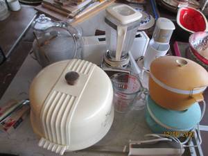 lot 130 image: Vintage cake containers and lidded vessels, pyrex measuring cups, vintage Oster blender and more