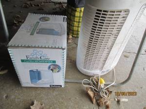 lot 143 image: Cool mist Humidifier and Enviracaire air purifier