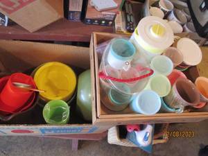 lot 153 image: Large variety of Tupperware dishes and Thermal insulated drinking mugs