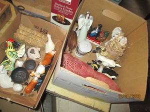 lot 179 image: Farm animal themed salt and pepper shakers and home decor