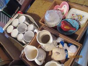 lot 181 image: Collection of fragile home decor and ceramic mugs