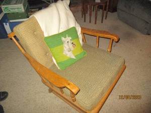 lot 238 image: Well made Vintage wood framed and padded and Upholstered sitting chair