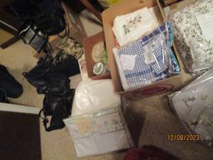 lot 252 image: Variety lot of purses, bags, bedding and home decor