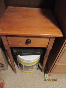 lot 253 image: Vintage Wood end table with drawer, large cat themed popcorn type tin and Sony VHS Player