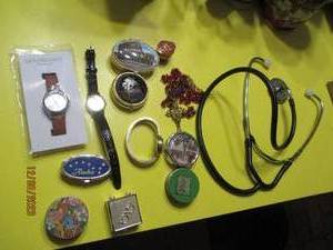 lot 262 image: Assortment of small metal trinket boxes, wrist watches and rosary