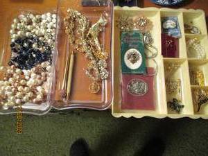lot 265 image: Glass front jewelry boxes and trays containing a variety of necklaces, broaches and other cosmetic jewelry