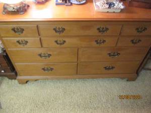 lot 267 image: Vintage wood 10-drawer ladies dresser with unattached mirror
