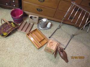 lot 268 image: Portable collapsible towel drying rack and assorted household decor