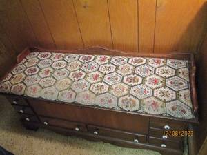 lot 270 image: Very Sturdy Lane padded top locking Cedar chest with key