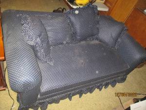 lot 5 image: Dark Blue with white flower Love seat with accent pillows in fantastic condition