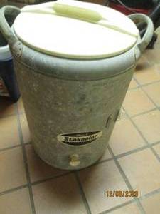 lot 11 image: Metal Gott Stakooler water jug and dispenser