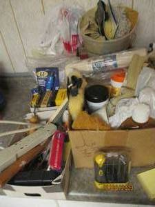 lot 16 image: Assorted lot of household tools and maintenance supplies