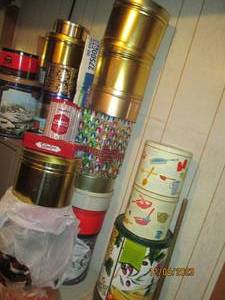 lot 23 image: Lot of decorative cookie, popcorn and candy type tins