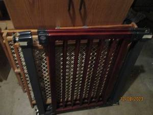 lot 27 image: Lot of (4) assorted style baby or pet gates