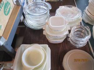lot 107 image: Large assortment of vintage pyrex and Corning Ware dishes