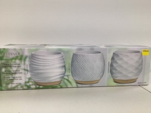 lot 34 image: Bellevue Luxury Candles 3-Pack Soy Blend Wax with Pure Essential Oils. new