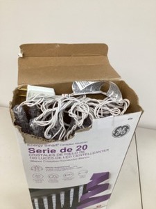 lot 32 image: GE 20 Count 100 LED 9.5 Twinkling Ice Crystal Icicle Set Crystal White - Open  Damaged Box Like New - Tested Working