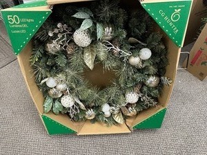 lot 19 image: New C.G. Hunter 30 Christmas Decorative Wreath with 50 LED Lights