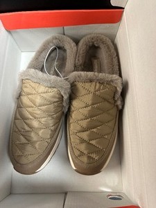 lot 86 image: New in Box BareTraps Gemma Faux Fur Lined Clog  Slipper Flats Womens Size 6.5  Taupe