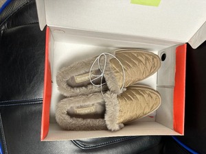 lot 90 image: New in Box BareTraps Gemma Faux Fur Lined Clog  Slipper Flats Womens Size 9  Taupe