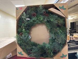 lot 102 image: New 32 Greenery Artificial Christmas Wreath with Dual Color L.E.D. Lights - 7 of 7