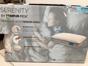 lot 43 image: Serenity by Tempur-Pedic Memory Foam Bed Pillow
