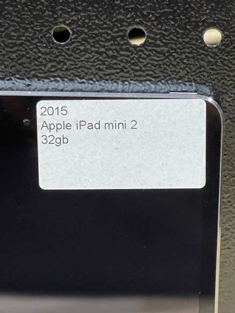 lot 2 image: 2015 Apple iPad Mini 2