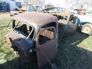lot 28 image: Vintage Pickup Cab wDoor Lettering