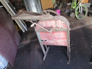 lot 15 image: Vintage John Deere Corn Sheller