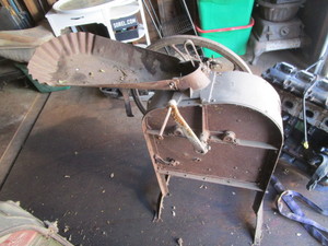 lot 16 image: Vintage Corn Sheller