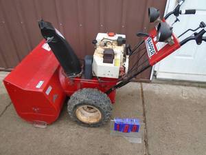lot 100 image: Snapper 1030 snow blower with electric start. Heavy duty unit. Bring help to load. Tested & works. As shown. THIS ITEM HAS A RESERVE.