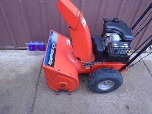 lot 104 image: Simplicity 722 snow blower. Good used condition. Tested & works. As shown.