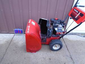 lot 106 image: Yard Machine 824 snow blower with electric start. Nice used condition. Tested & works. As shown. THIS ITEM HAS A RESERVE.