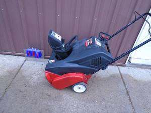 lot 107 image: Yard Machine 4 cycle snow thrower. Good clean unit. Tested & works. As shown. THIS ITEM HAS A RESERVE.