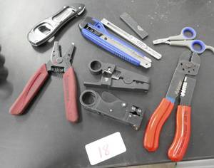 lot 18 image: Lot of wire stripping tools