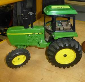 lot 105 image: John Deere 4455 toy farm tractor