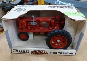 lot 122 image: Farmall F-20 tractor 116 scale