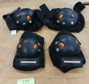 lot 123 image: Set of kids knee and elbow skateboard pads