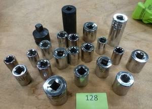 lot 128 image: group of 12 in SAE and metric sockets