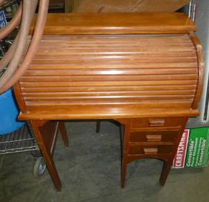 lot 214 image: Kids roll top desk 27w x 15d x 35h
