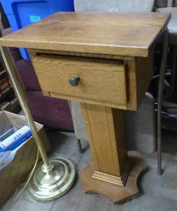 lot 218 image: Nice side lamp table, podium look