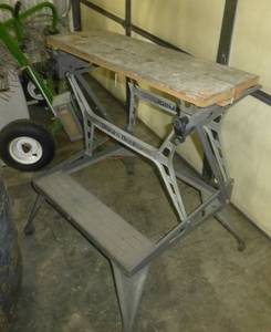 lot 224 image: Black and Decker  router table