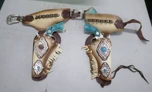 lot 274 image: vintage Texan Jr cap guns and holster